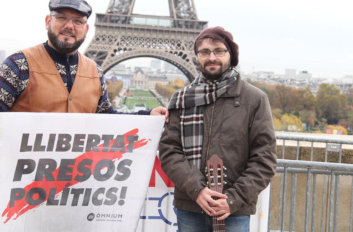 Mario Pons amb Enric Panissello, guitarra de los Sirgadors, a París.