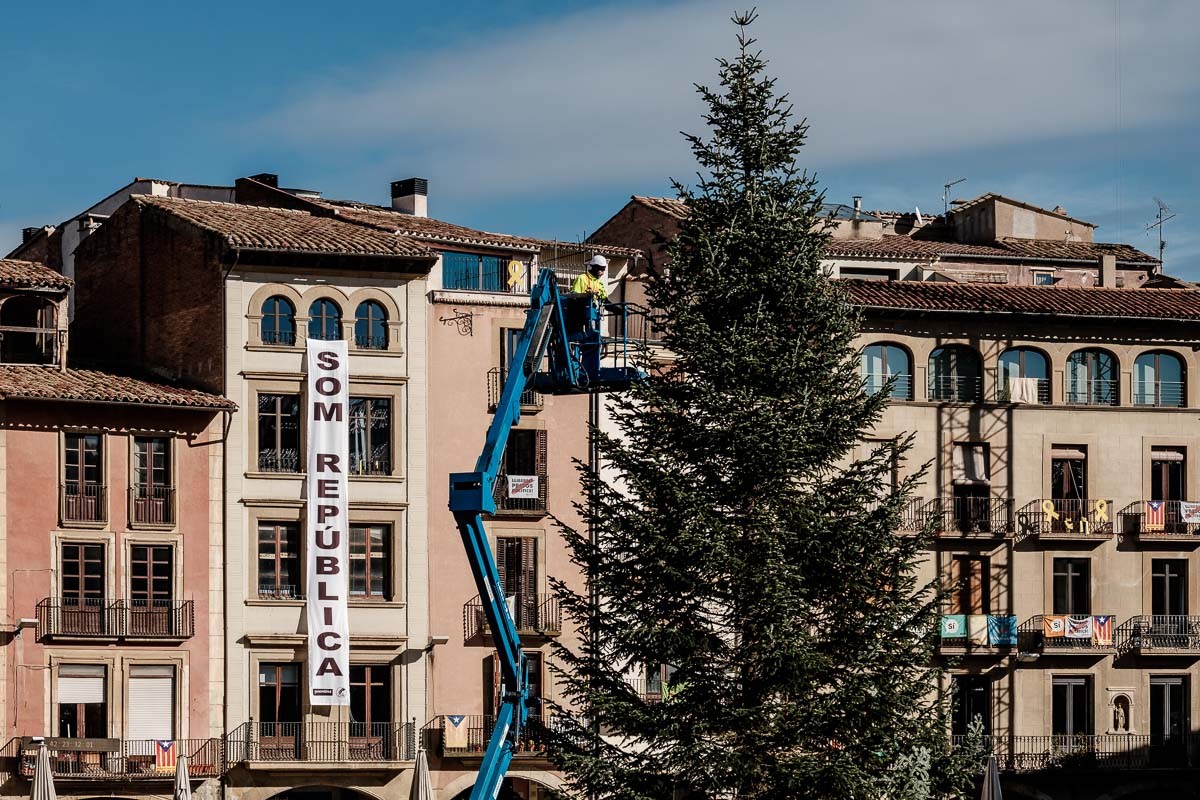 Un operari posa les llums de l'arbre de Nadal de la plaça Major de Vic