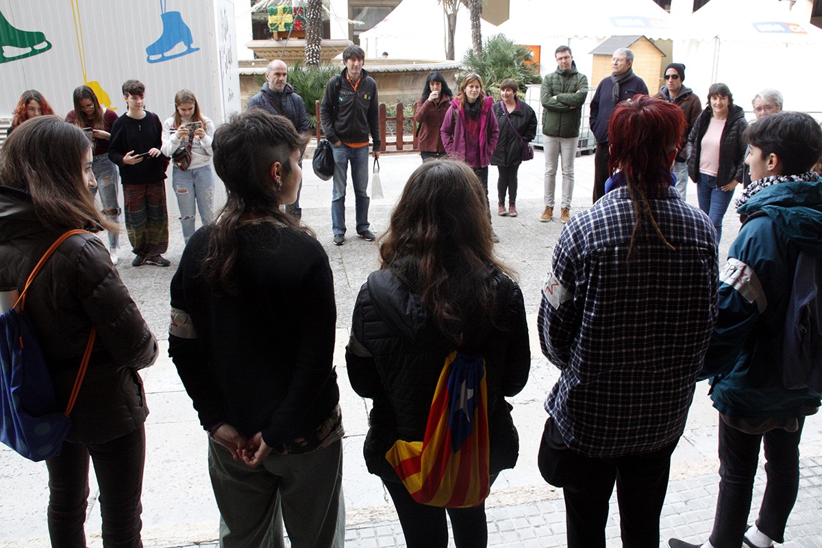 Els alumnes s'han reunit a la plaça de l'Ajuntament de Tortosa, on han denunciat els preus de les matrícules, entre d'altres.