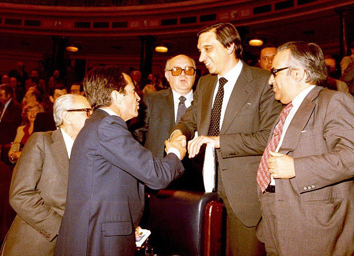 Adolfo Suárez i Gutiérrez Mellado parlant amb diputats d'UCD