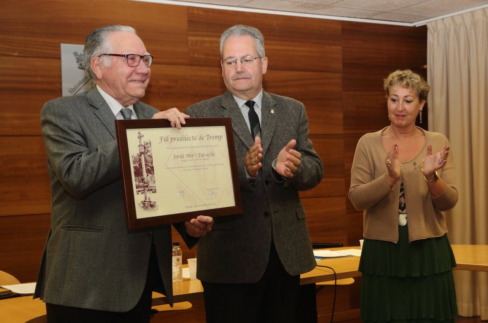 L’alcalde, Joan Ubach, va fer entrega del títol a Jordi Mir