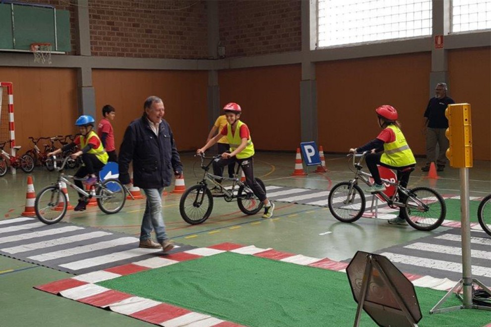 Els nens i nenes d'Isona fent pràctiques amb bicicleta
