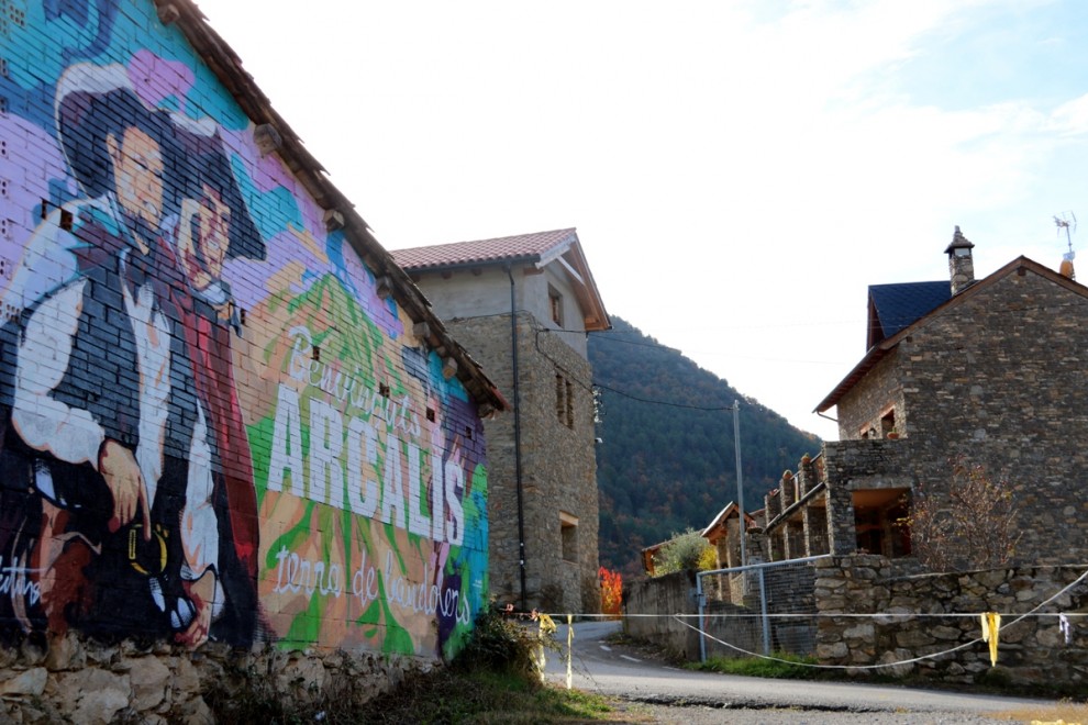 Mural de benvinguda al poble
