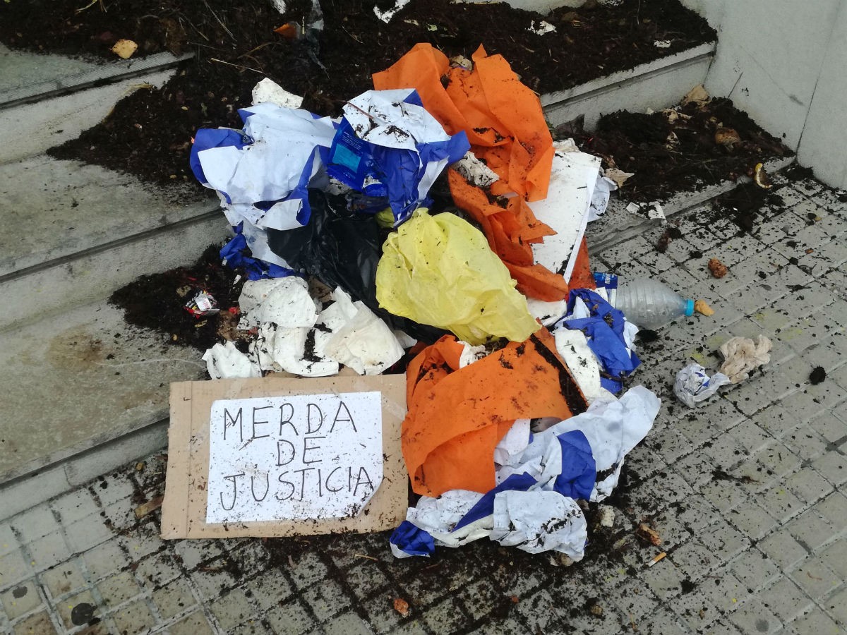 Aboquen fems a les portes del Palau de Justícia de Tarragona 