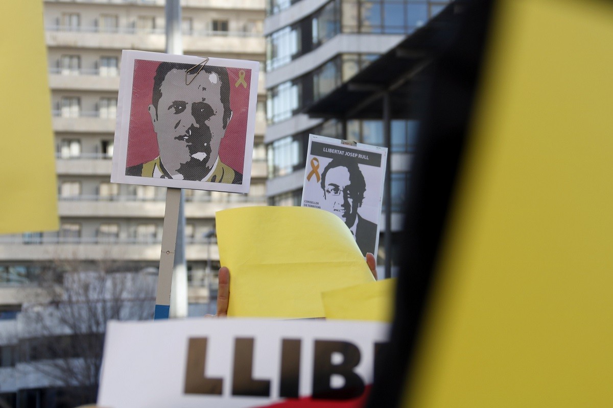Pancartes a favor de la llibertat de Joaquim Forn i Josep Rull