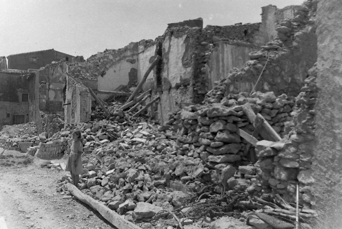 Imatge de la destrucció pels bombardejos de l'aviació feixista sobre el Perelló. 