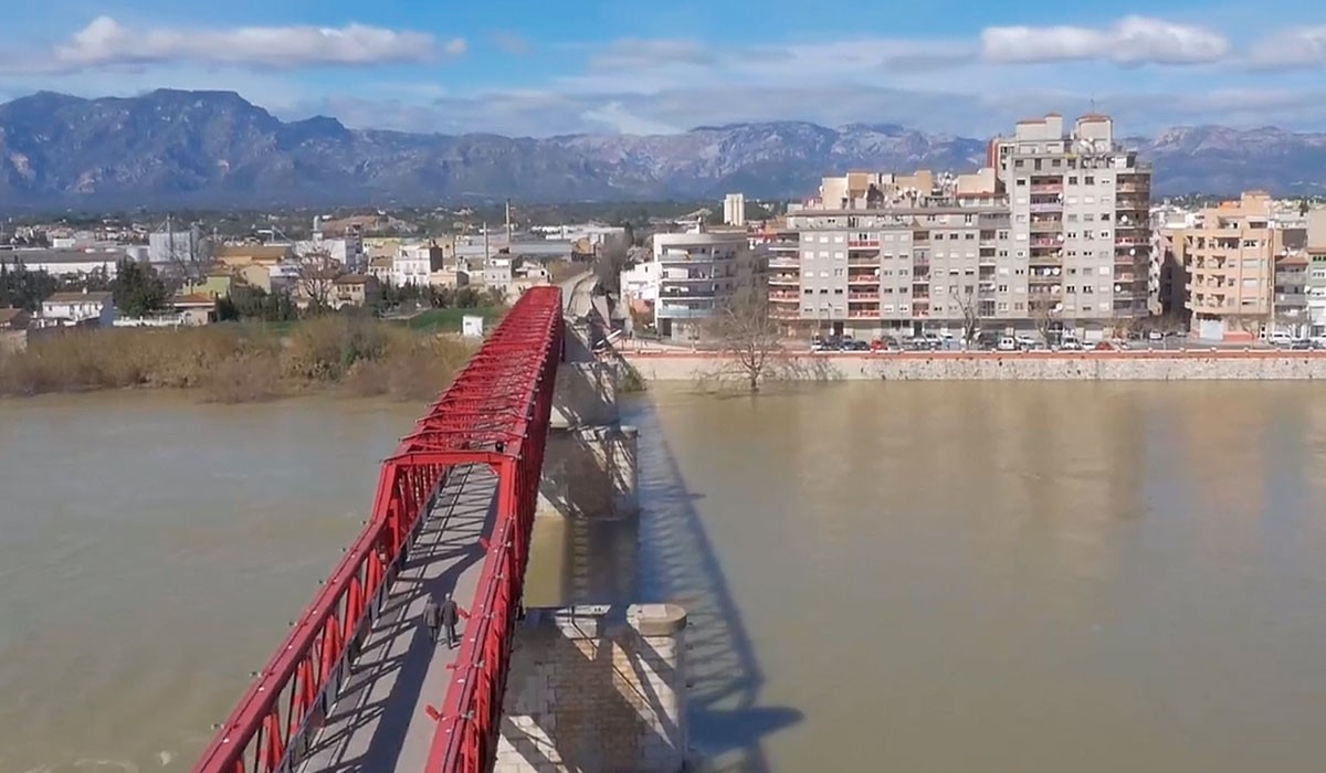 El pont roig, antic pont d'ús ferroviari, sobre el riu Ebre a Tortosa.