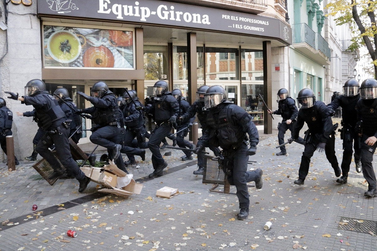 Mossos carregant aquest dijous a Girona