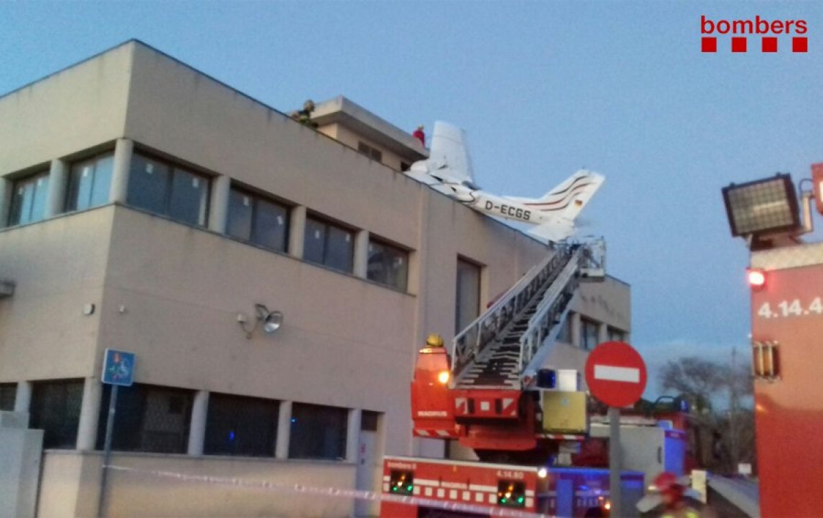 L'avioneta que ha impactat en una benzinera a Badia del Vallés