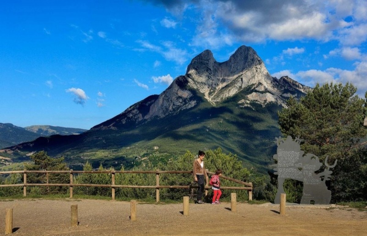 Imatge de visitants a prop del Pedraforca.