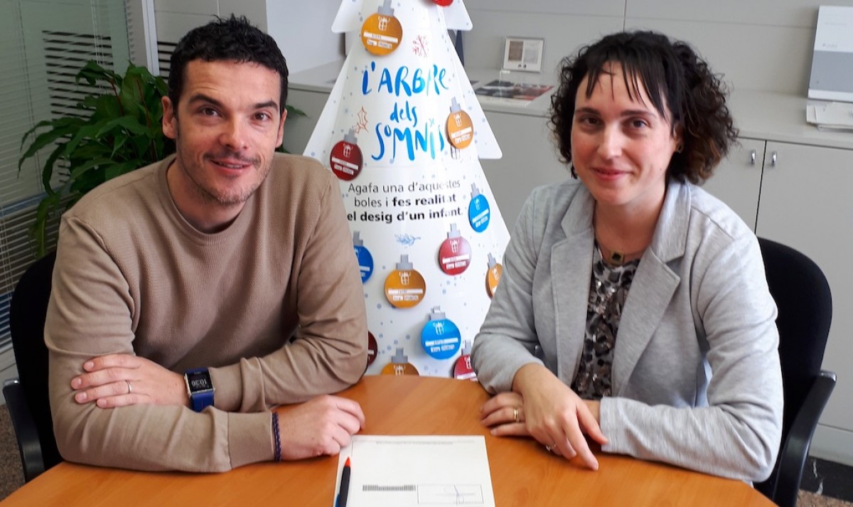David Darné i Elena Costa en el moment de signar el conveni de col·laboració.