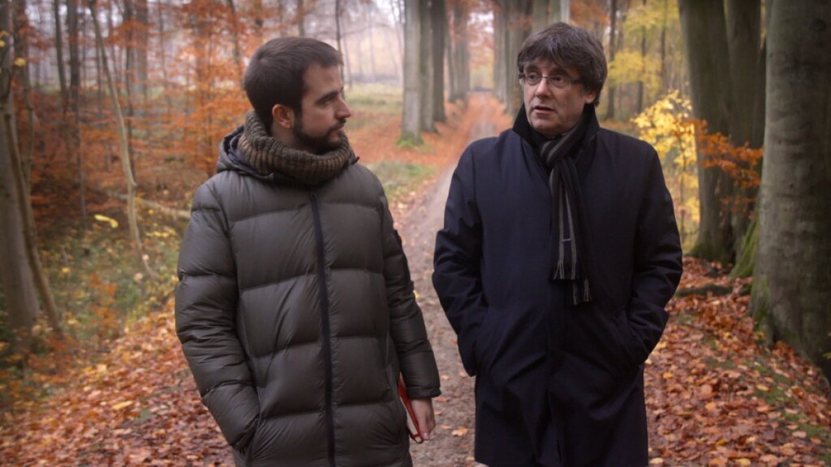 Ricard Ustrell i Carles Puigdemont durant l'entrevista al ''Quatre gats''