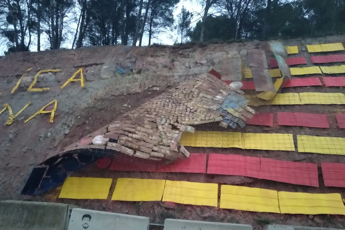 Xarxa metal·lica arrencada a la carretera a Castellnou