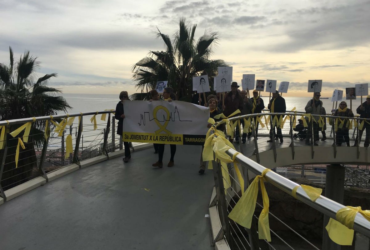 El col·lectiu 3a Joventut per la República penja llaços grocs a la passarel·la Port-ciutat 
