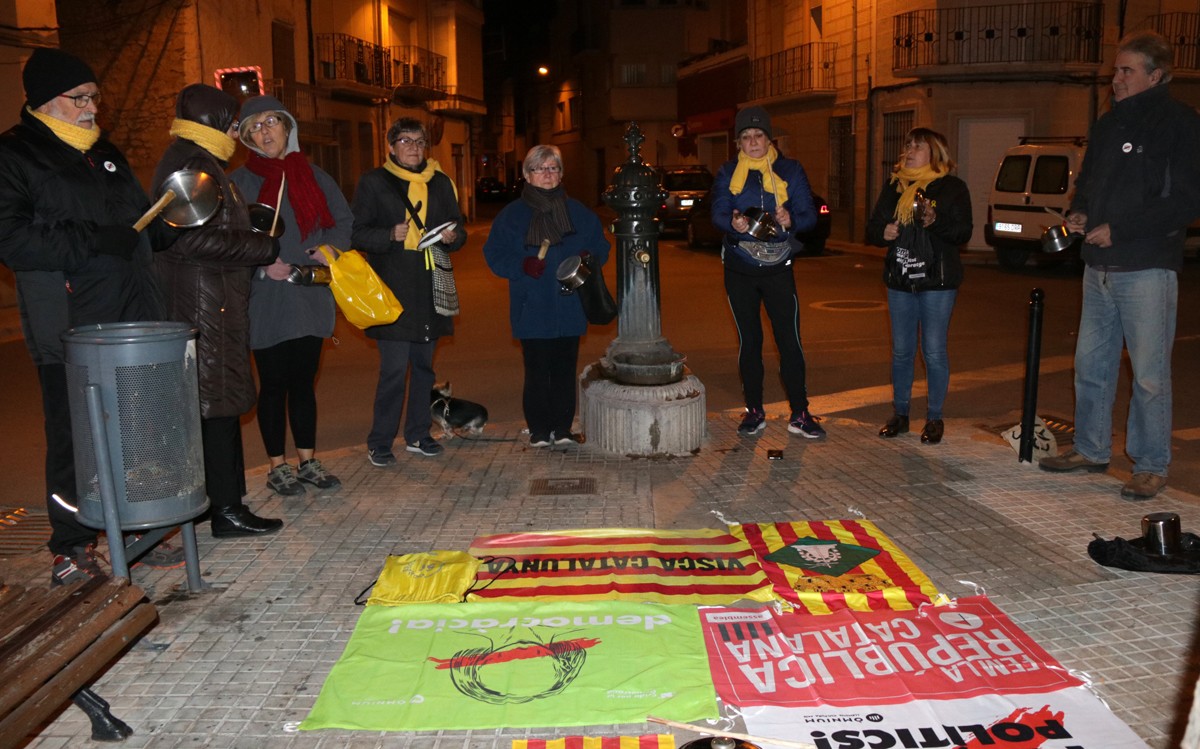 Grup de veïns de la Sénia fent repicar les cassoles, amb pancartes i llaços grocs per la llibertat dels presos polítics i exiliats