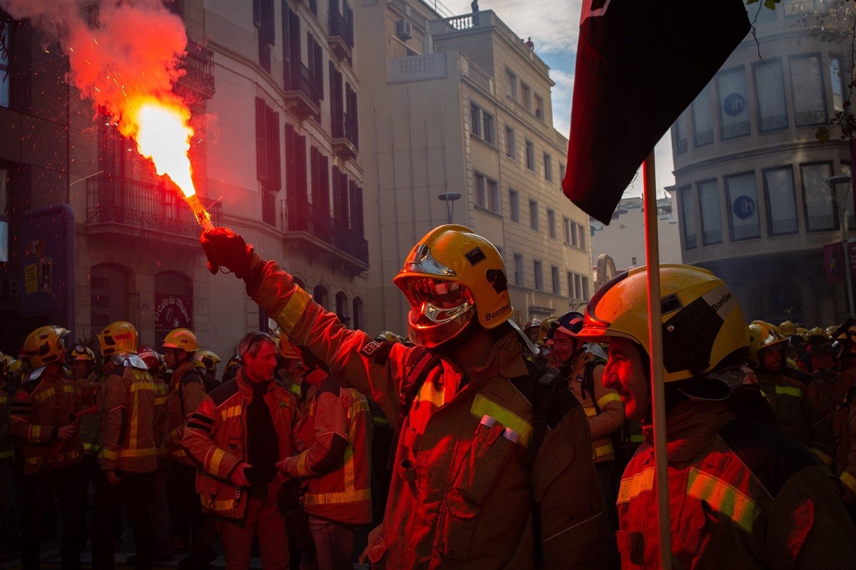 Manifestació de bombers al centre de Barcelona