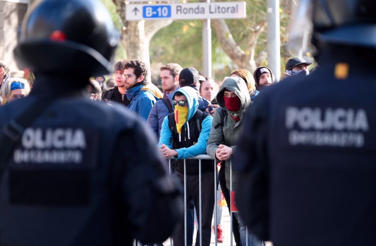 Manifestants davant de Mossos aquest divendres durant el consell de ministres a Barcelona
