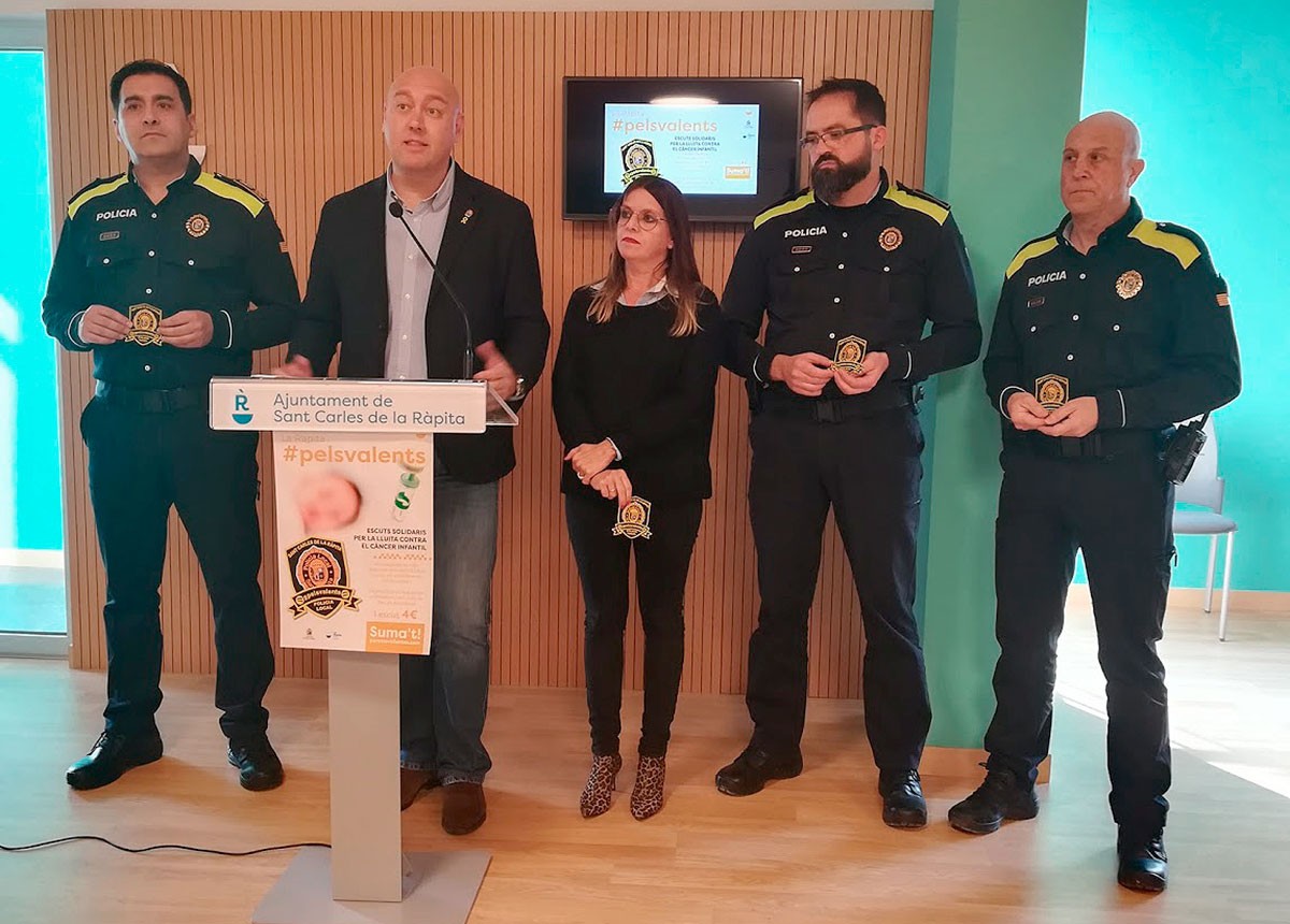 L’alcalde de la Ràpita, Josep Caparrós, amb la regidora de Governació, Conxi Vizcarro, i alguns dels agents de la Policia Local.