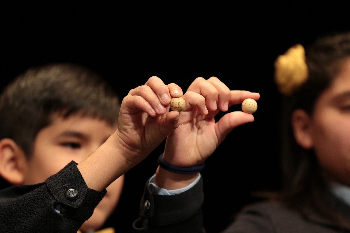 Els nens de Sant Ildefons mostren les boles d’un premi