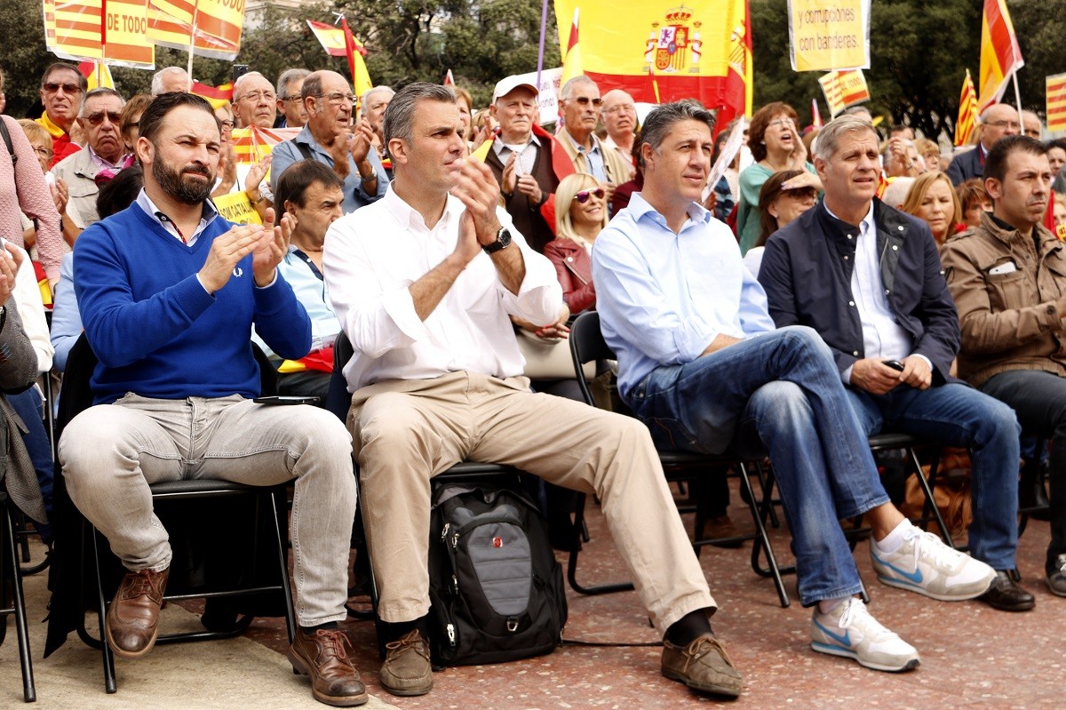 Els líders de Vox, Santiago Abascal i Javier Ortega Smith, amb els dirigents del PP en un acte a Catalunya