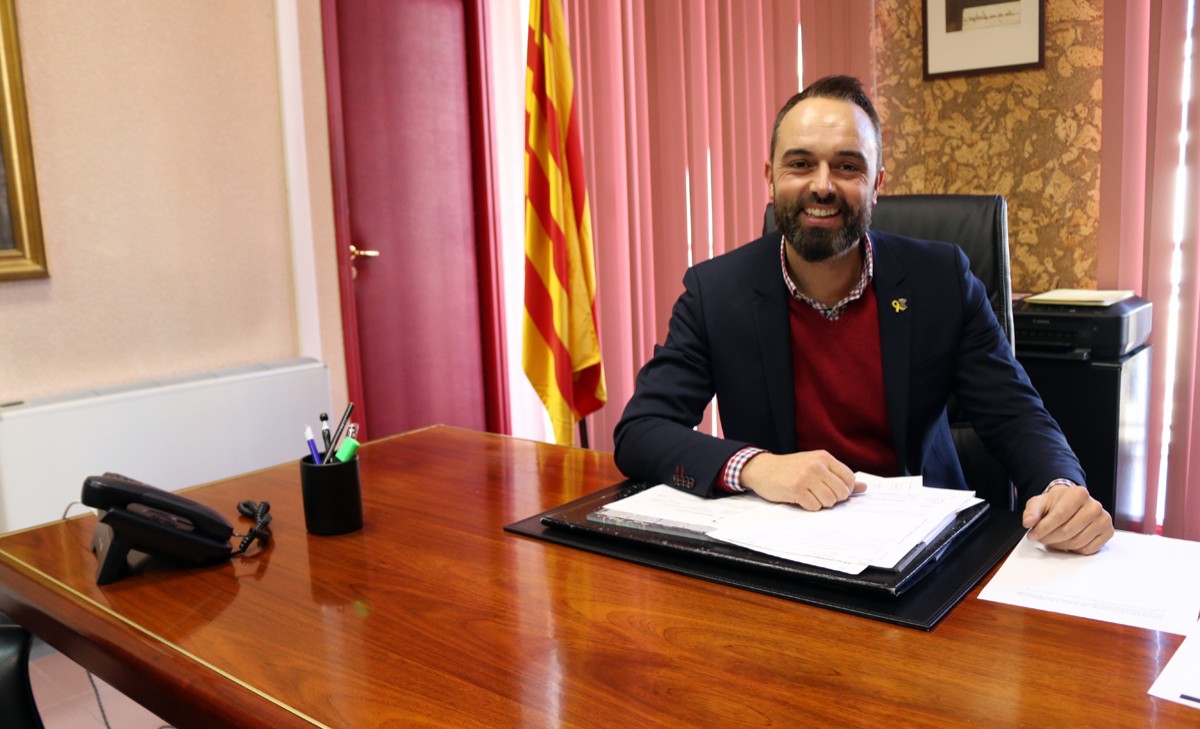 Joan Roig al seu despatx d'alcalde a l'Ajuntament d'Alcanar