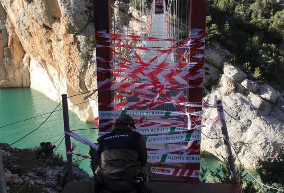 Un agent precintant el pas per la passarel·la