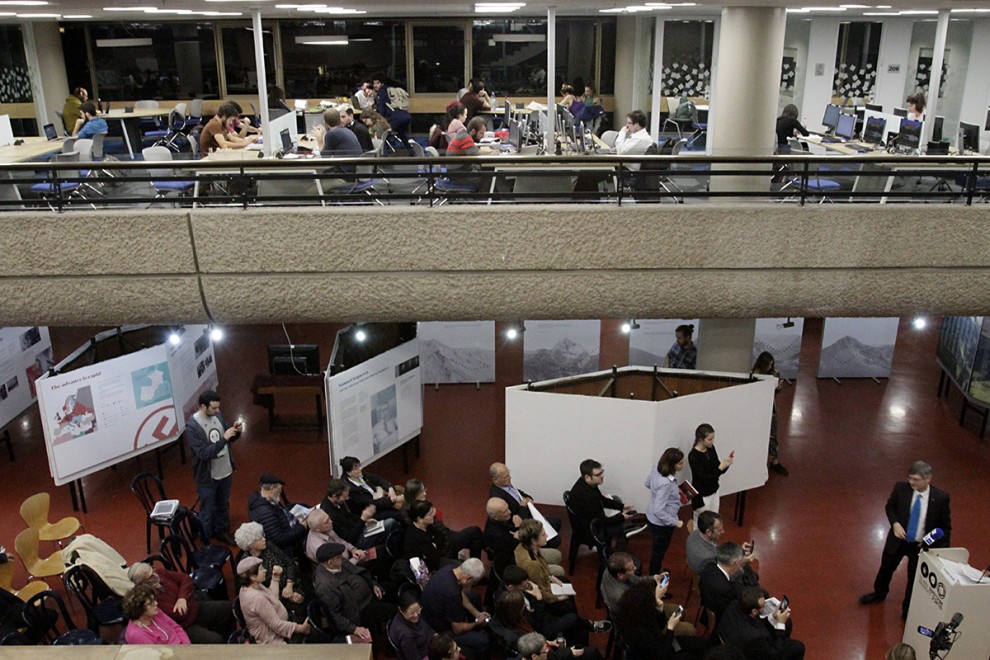 Inauguració de l'exposició a una biblioteca de Tel Aviv