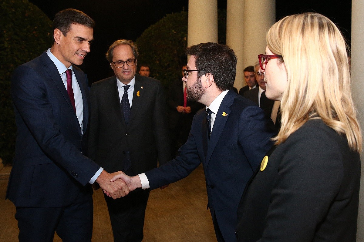 Sánchez encaixant la mà amb Aragonès abans de la seva reunió a Pedralbes amb Torra