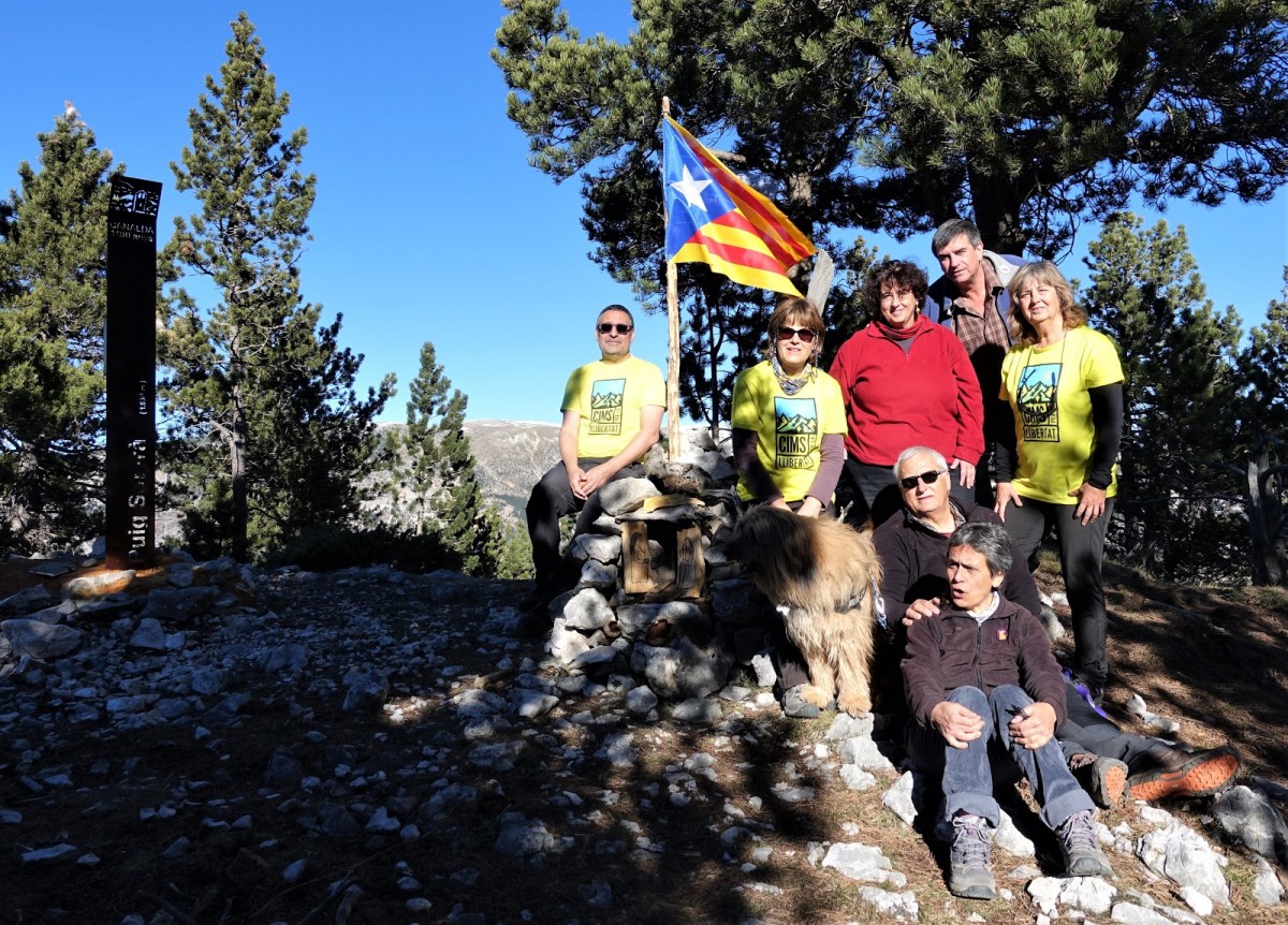 Grup de membres de la Comissió Cultural Canalda 1100 anys que van fer el pessebre al cim del Puig Sobirà