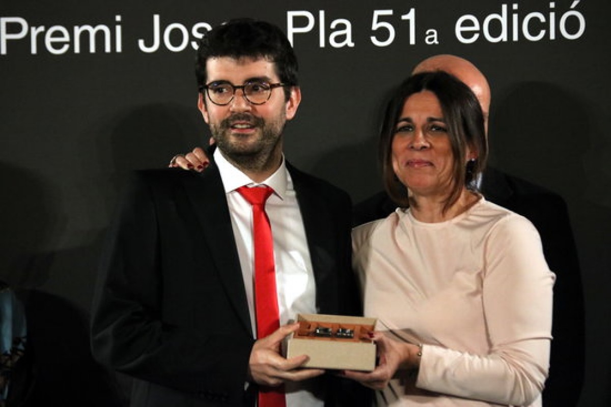 Marc Artigau rep el Premi Josep Pla. 