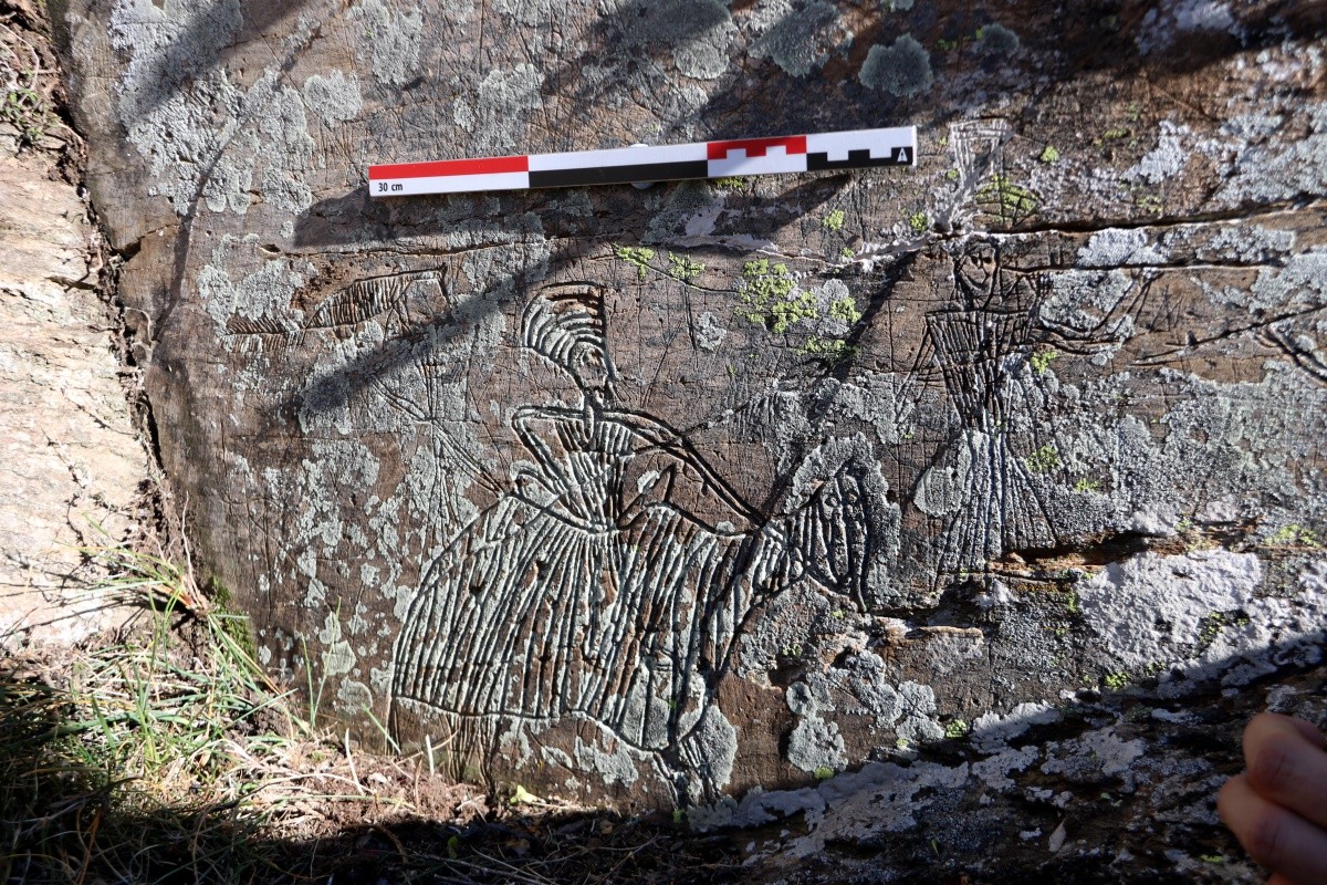Dibuixos gravats a la pedra localitzats a la Vall d’Àssua