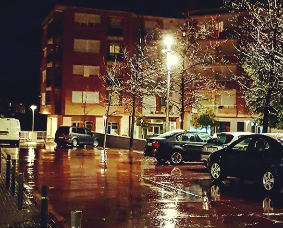 Pluja a la plaça d'Europa de Berga, la passada primavera.