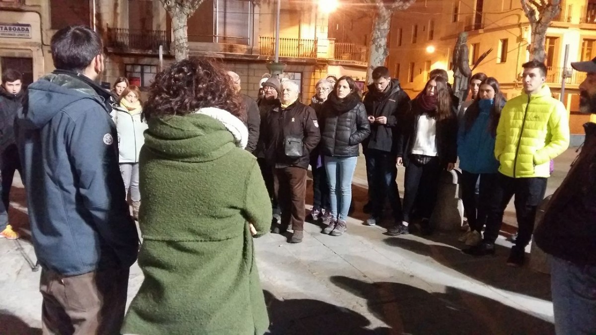 Una quarantena de persones s'han concentrat a la plaça de l'Ajuntament per demanar l'alliberament dels membres d'Arran