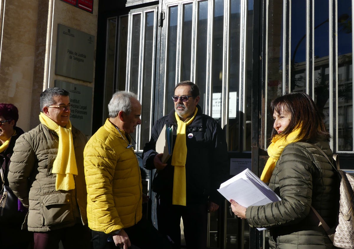 Membres de la Taca d'oli entrant a l'Audiència de Tarragona per entregar el manifest a la Fiscalia. 