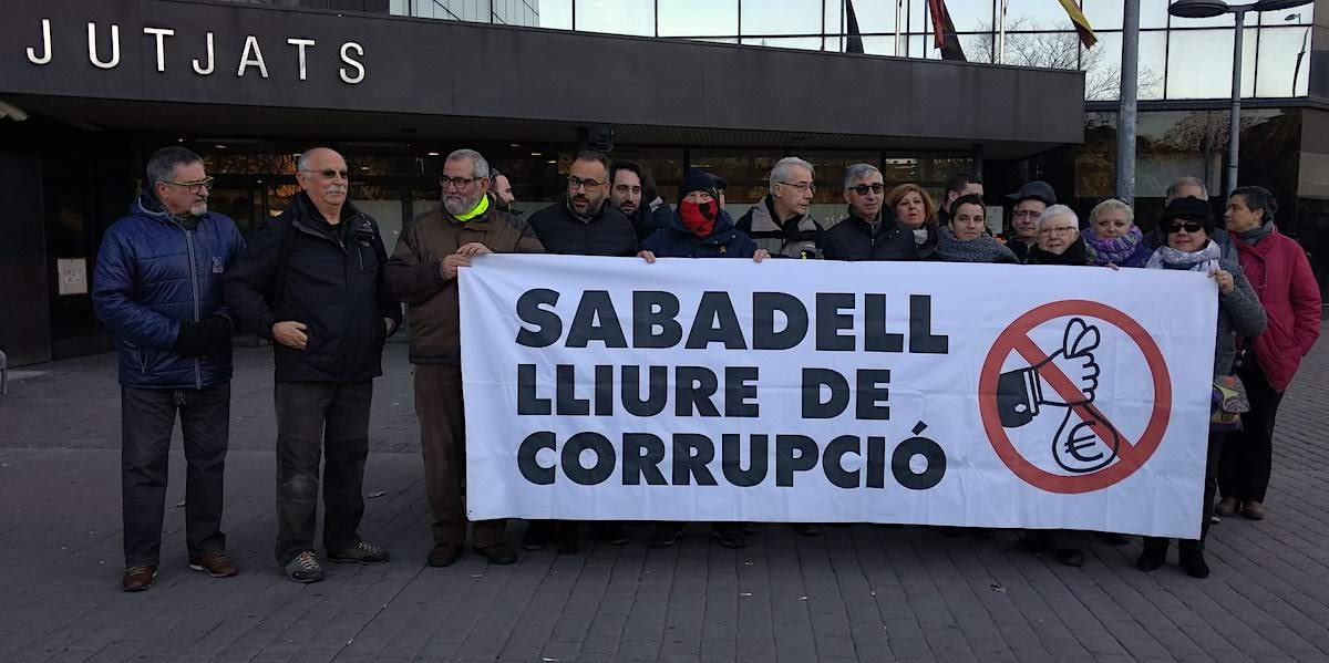 Protesta davant del jutjat de Sabadell