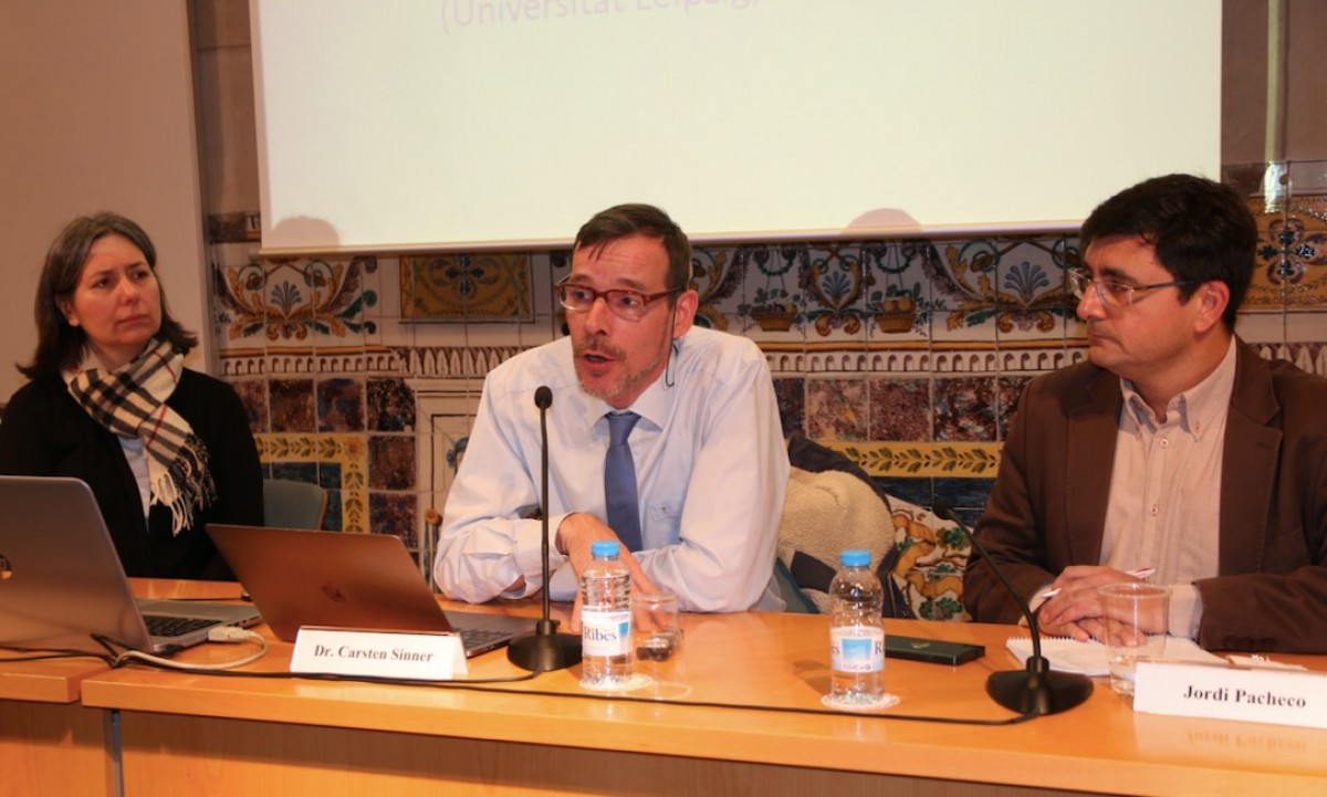 El doctor Sinner, al centre, amb Isabe-Helena Martí, de Sobirania i Justícia, i Josep P.acheco