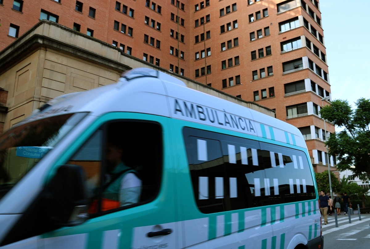 Una ambulància a l'hospital Vall d'Hebron.