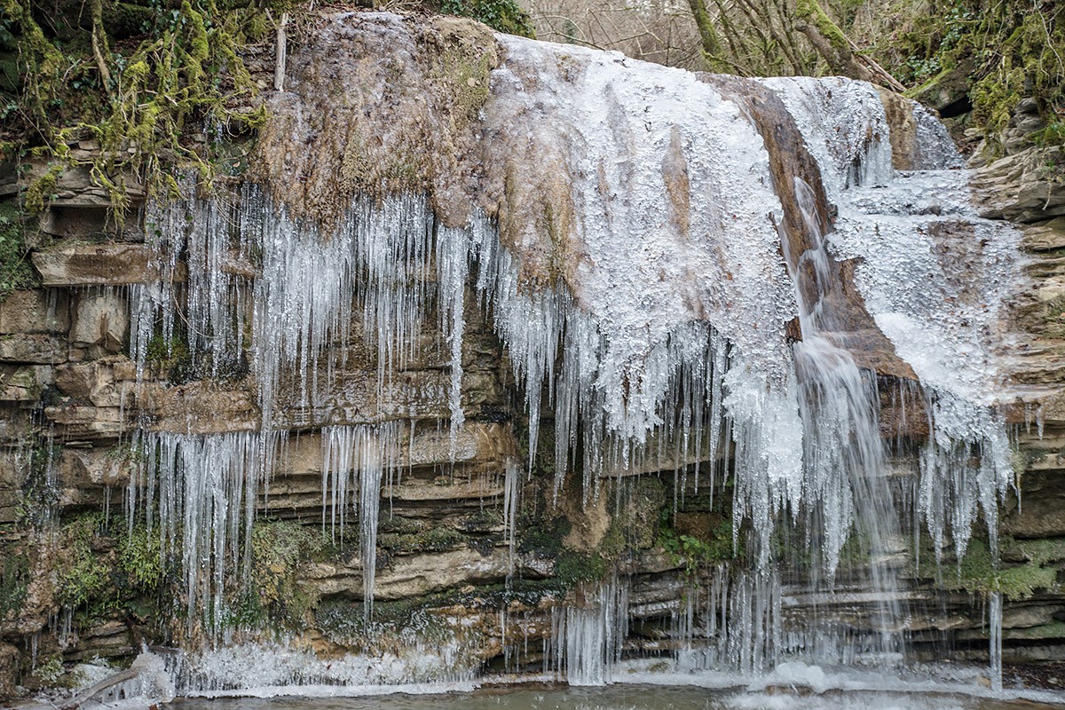 Un torrent d'aigua congelat