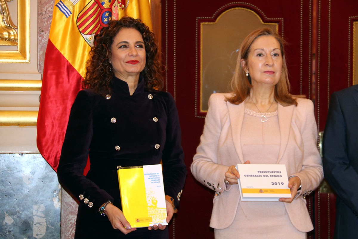 La ministra d'Hisenda, María Jesús Montero, i la presidenta del Congrés, Ana Pastor