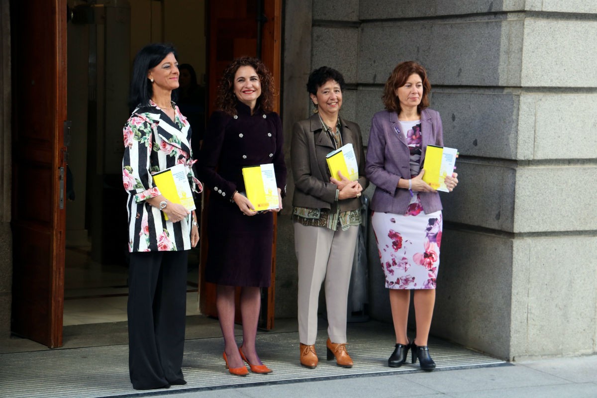 La ministra d'Hisenda, Maria Jesús Montero, amb el seu equip a les portes del Congrés lluint el projecte de llei de pressupostos. 