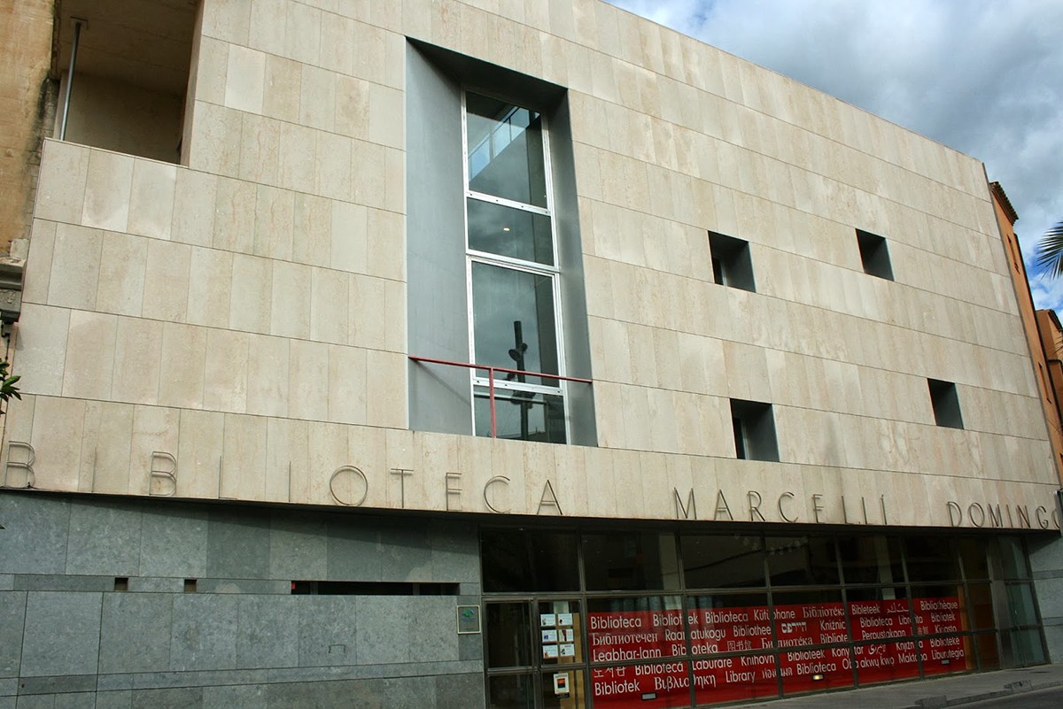 Façana de la biblioteca Marcel·lí Domingo de Tortosa.