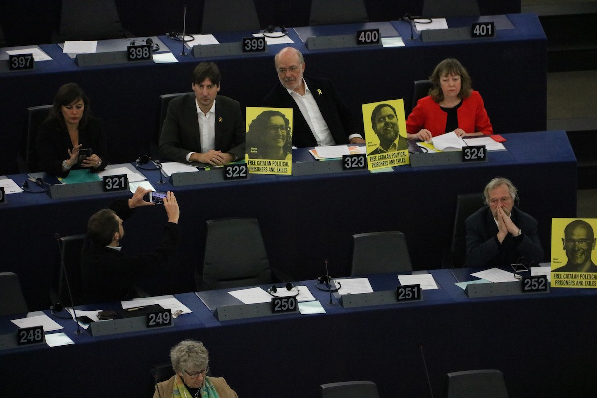 Eurodiputats ensenyen fotos dels presos i exiliats.