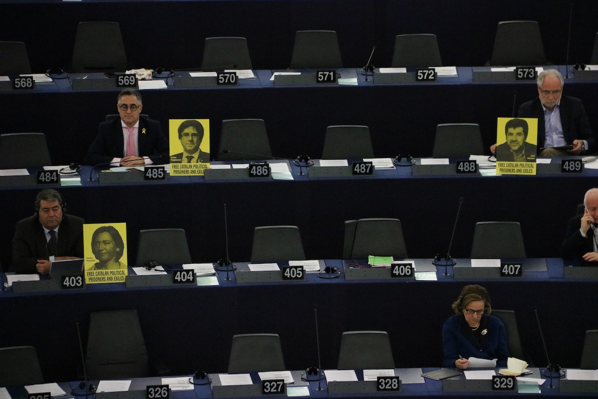 Eurodiputats ensenyen fotos dels presos i exiliats durant la intervenció de Sánchez