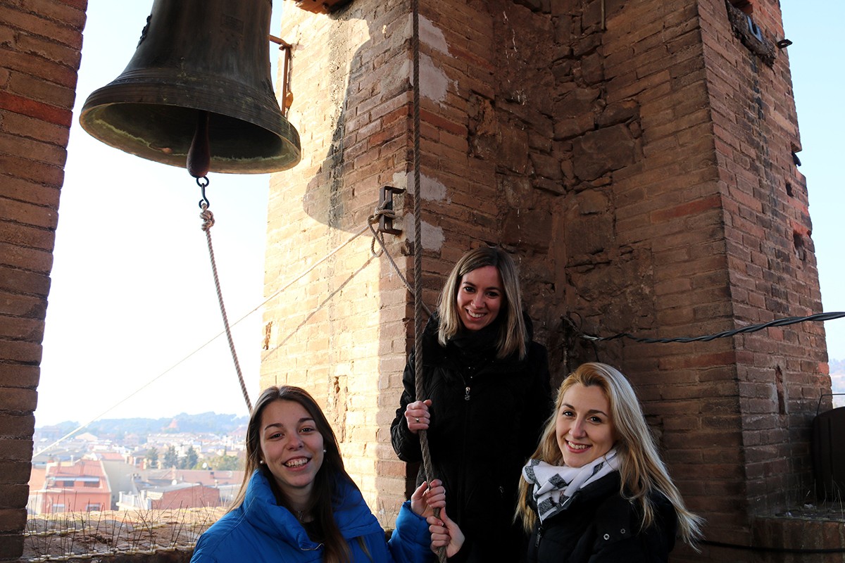 Laia Mascaró, Anna Espinalt i Gemma Mascaró amb una de les campanes