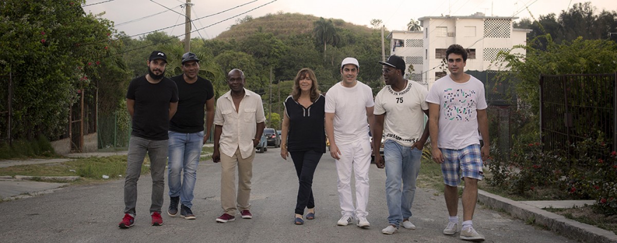 Maria del Mar Bonet amb els músics cubans que l'acompanyen en el projecte