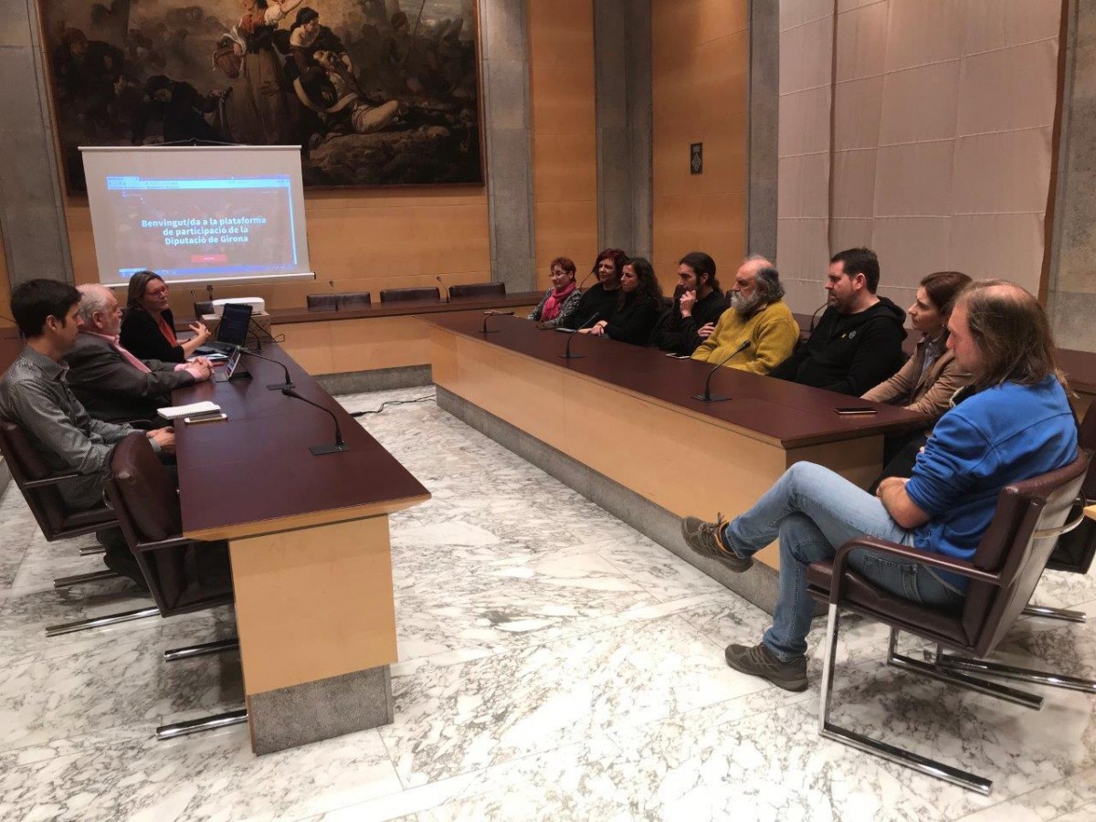 Grup de treball de «Decidim», amb el vicepresident Fermí Santamaria, a la Diputació de Girona.
