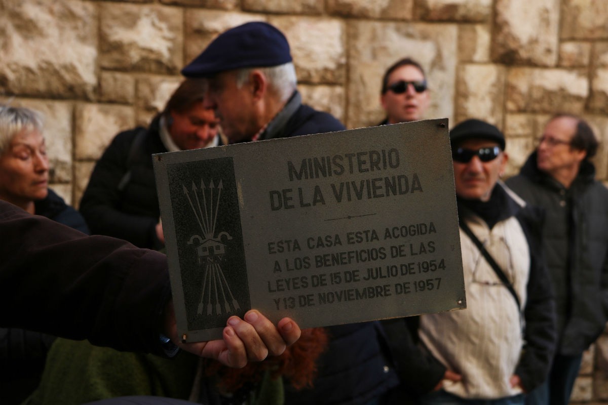 Una de les plaques franquistes retirades aquest matí a Tarragona 