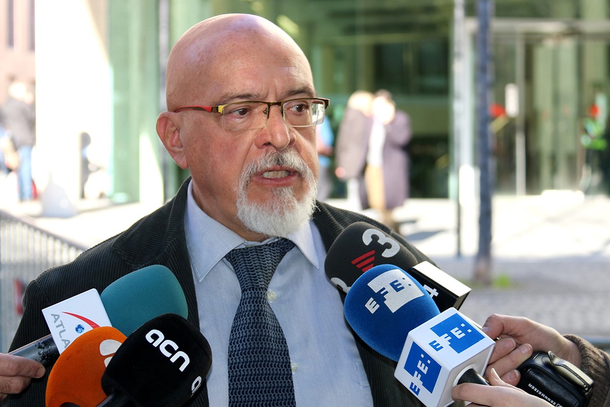 Josep Huguet atenent els mitjans a la porta dels jutjats el 10 de gener