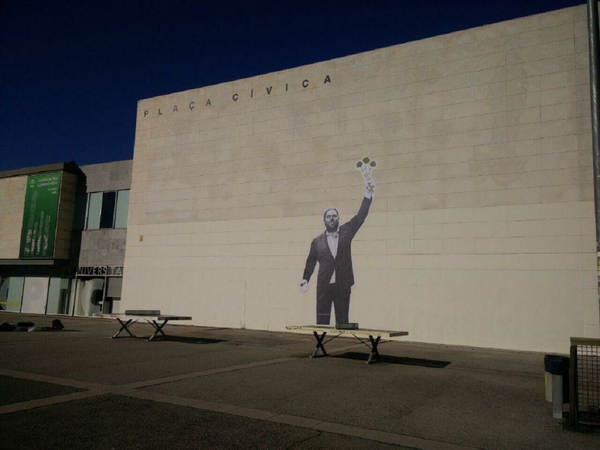 Mural de suport a Oriol Junqueras a la UAB.