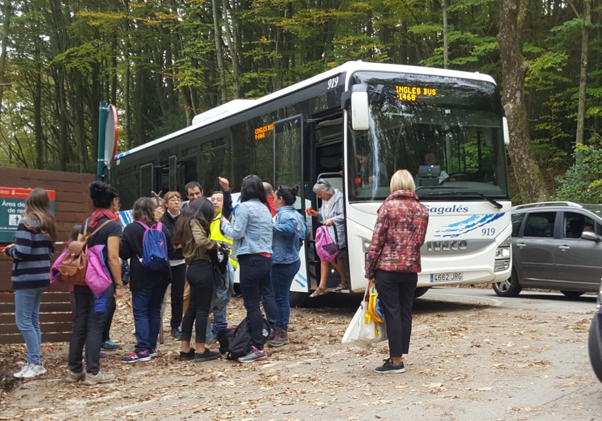 Alguns dels visitants del Parc Natural del Montseny que hi han accedit amb bus públic